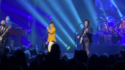 NEAL SCHON And JONATHAN CAIN Reunite On Stage At JOURNEY's First Concert Of 2023